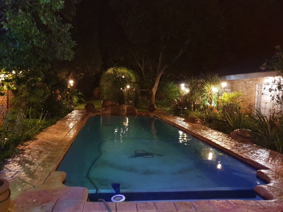 6 Bedroom Property for Sale in Flimieda North West